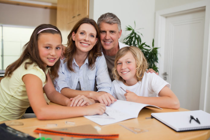 Family doing homework Homeschooling, una nuova moda o necessità?